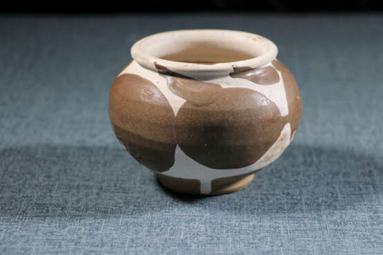 A WHITE-BROWN- GLAZED JAR YAOZHOU YAO TANG DYNASTY (618-907) - photo 1