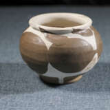 A WHITE-BROWN- GLAZED JAR YAOZHOU YAO TANG DYNASTY (618-907) - photo 1