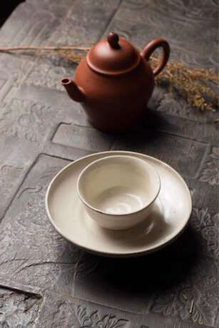 A SET OF WHITE-GLAZED CUP AND STAND XING YAO FIVE DYNASTY (907-979) - фото 1