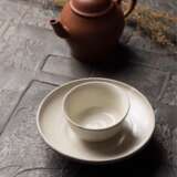 A SET OF WHITE-GLAZED CUP AND STAND XING YAO FIVE DYNASTY (907-979) - фото 1