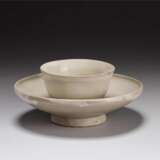 A SET OF WHITE-GLAZED CUP AND STAND XING YAO FIVE DYNASTY (907-979) - фото 2