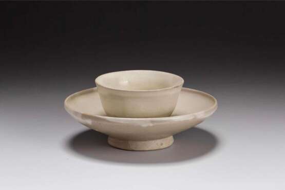 A SET OF WHITE-GLAZED CUP AND STAND XING YAO FIVE DYNASTY (907-979) - фото 2