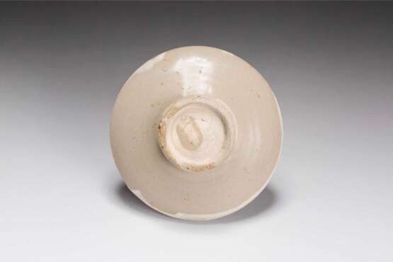 A SET OF WHITE-GLAZED CUP AND STAND XING YAO FIVE DYNASTY (907-979) - фото 4