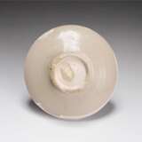 A SET OF WHITE-GLAZED CUP AND STAND XING YAO FIVE DYNASTY (907-979) - фото 4