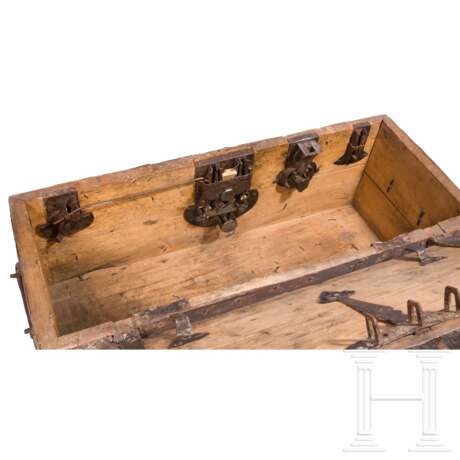 Eisenbeschlagene hölzerne Kriegskasse, deutsch, 17. Jahrhundert - Foto 3