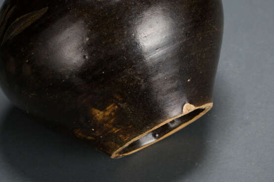 A BLACK-GLAZED DULU PING SHANXI YAO JIN DYNASTY (907-1125) - photo 3