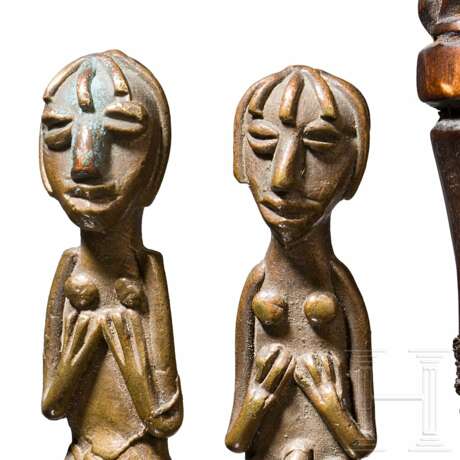 Hölzernes Besteck, zwei kleine Bronzefiguren, Afrika um 1900 - photo 2