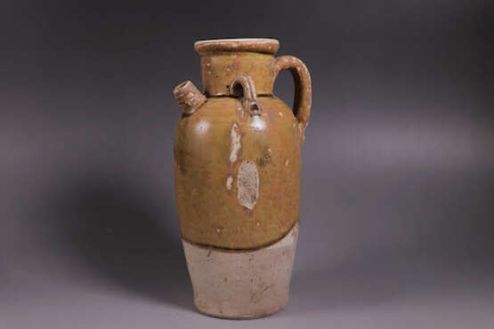 A YELLOW-GLAZED EWER HENAN YAO TANG DYNASTY (618-907) - photo 2