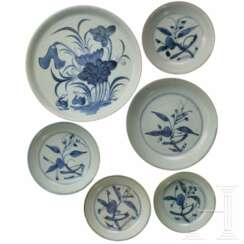 Ein Teller und fünf Schälchen mit weiß-blauer Dekoration, China, 16. - 17. Jahrhundert
