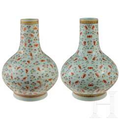 Ein fast identisches Paar Fledermaus-Vasen, China, 20. Jahrhundert