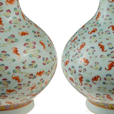 Ein fast identisches Paar Fledermaus-Vasen, China, 20. Jahrhundert - photo 3