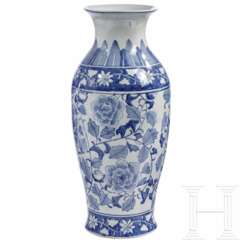 Bodenvase mit blau-weißer Unterglasurmalerei, China, 19. - 20. Jahrhundert
