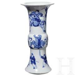 Weiß-blaue Gu-Vase, China, 20. Jahrhundert