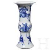 Weiß-blaue Gu-Vase, China, 20. Jahrhundert - photo 1