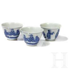 Drei blau-weiße Teeschalen mit Chenghua-Marken, wohl späte Qing-Dynastie