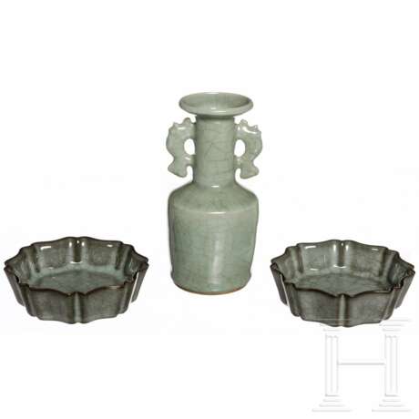 Ein Paar Longquan Schälchen und eine kleine Longquan "Mallet" Vase, China, 20. Jahrhundert - фото 1
