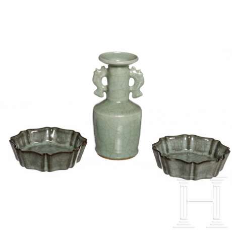 Ein Paar Longquan Schälchen und eine kleine Longquan "Mallet" Vase, China, 20. Jahrhundert - Foto 2