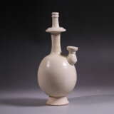 A WHITE-GLAZED BOTTLE GONGYI YAO TANG DYNASTY (618-907) - photo 1