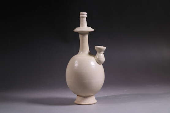 A WHITE-GLAZED BOTTLE GONGYI YAO TANG DYNASTY (618-907) - photo 1