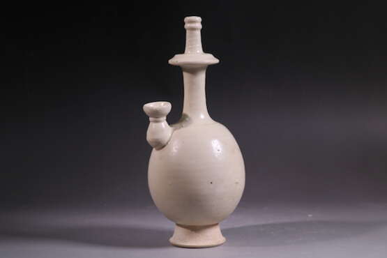 A WHITE-GLAZED BOTTLE GONGYI YAO TANG DYNASTY (618-907) - photo 2