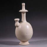 A WHITE-GLAZED BOTTLE GONGYI YAO TANG DYNASTY (618-907) - photo 2