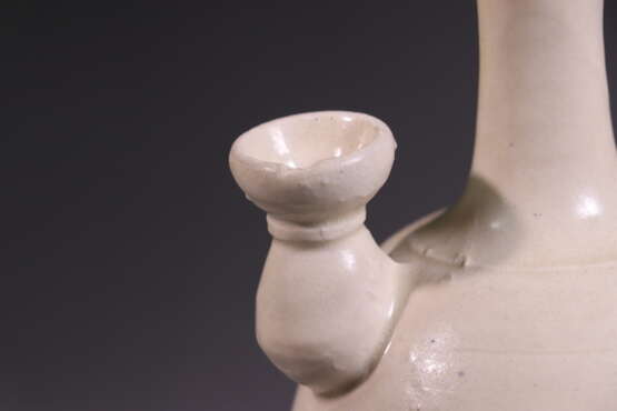 A WHITE-GLAZED BOTTLE GONGYI YAO TANG DYNASTY (618-907) - photo 3