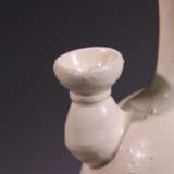 A WHITE-GLAZED BOTTLE GONGYI YAO TANG DYNASTY (618-907) - photo 3