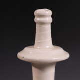 A WHITE-GLAZED BOTTLE GONGYI YAO TANG DYNASTY (618-907) - photo 4