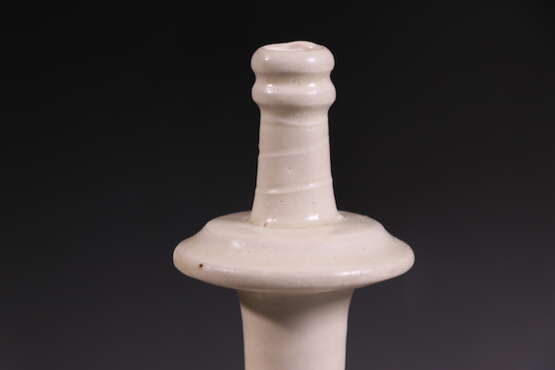 A WHITE-GLAZED BOTTLE GONGYI YAO TANG DYNASTY (618-907) - photo 4