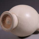 A WHITE-GLAZED BOTTLE GONGYI YAO TANG DYNASTY (618-907) - photo 5