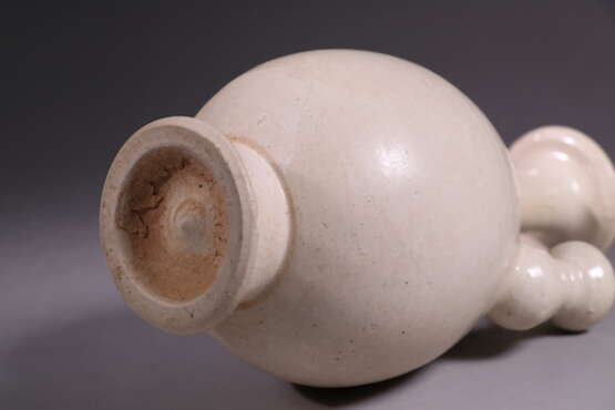 A WHITE-GLAZED BOTTLE GONGYI YAO TANG DYNASTY (618-907) - photo 5