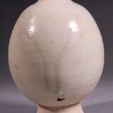 A WHITE-GLAZED BOTTLE GONGYI YAO TANG DYNASTY (618-907) - photo 6