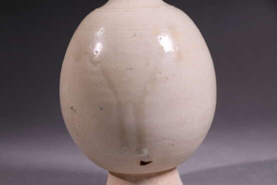 A WHITE-GLAZED BOTTLE GONGYI YAO TANG DYNASTY (618-907) - photo 6