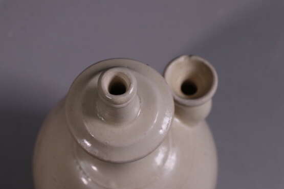 A WHITE-GLAZED BOTTLE GONGYI YAO TANG DYNASTY (618-907) - photo 7