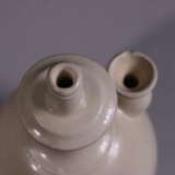 A WHITE-GLAZED BOTTLE GONGYI YAO TANG DYNASTY (618-907) - photo 7