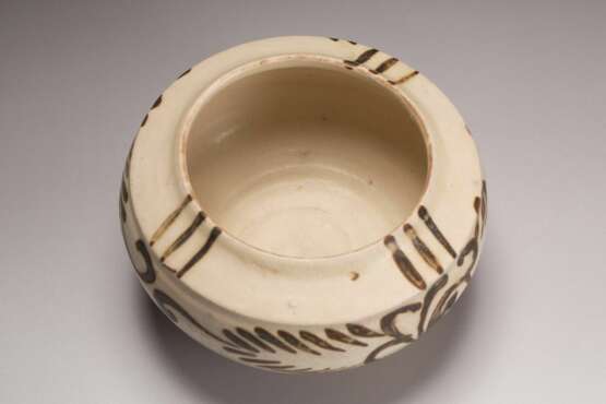 A WHITE-GLAZED JAR CIZHOU YAO JIN DYNASTY (907-1125) - photo 5