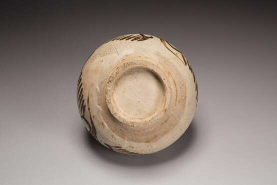 A WHITE-GLAZED JAR CIZHOU YAO JIN DYNASTY (907-1125) - photo 6