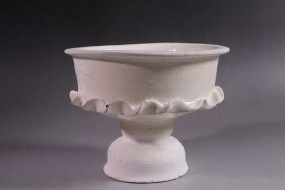 A WHITE-GLAZED XINGLU GONGXIAN YAO TANG DYNASTY (618-907) - photo 1