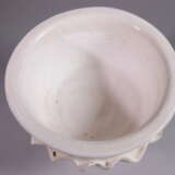 A WHITE-GLAZED XINGLU GONGXIAN YAO TANG DYNASTY (618-907) - photo 2