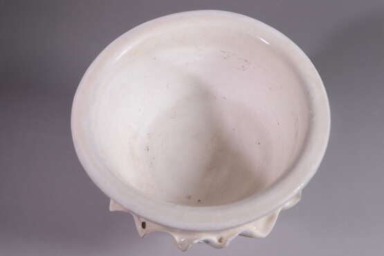 A WHITE-GLAZED XINGLU GONGXIAN YAO TANG DYNASTY (618-907) - photo 2