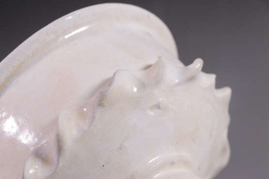 A WHITE-GLAZED XINGLU GONGXIAN YAO TANG DYNASTY (618-907) - photo 5