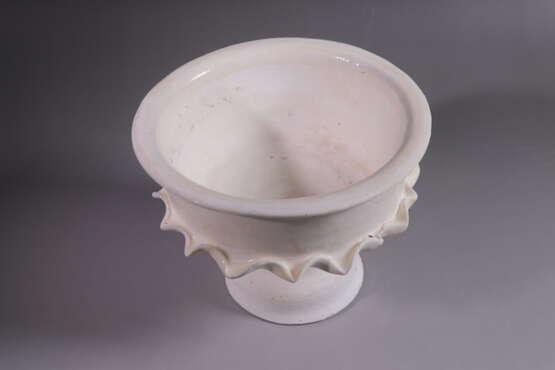 A WHITE-GLAZED XINGLU GONGXIAN YAO TANG DYNASTY (618-907) - photo 6