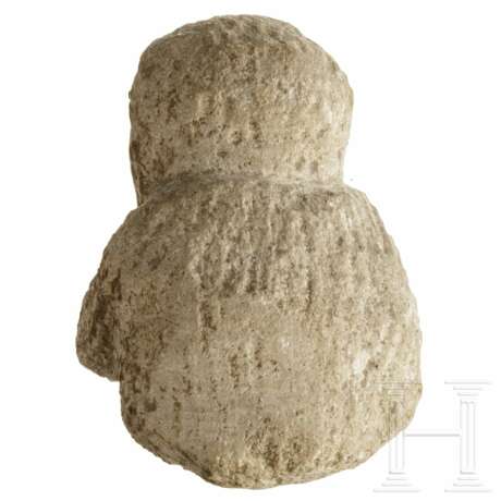 Ausdrucksstarkes Kalksteinfragment eines Offerenten, Vorderasien, 1. Jahrtausend vor Christus - фото 2