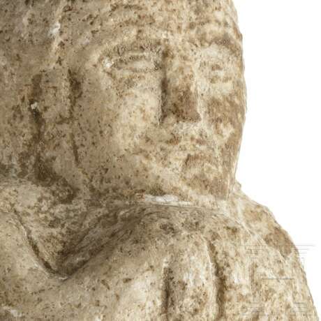 Ausdrucksstarkes Kalksteinfragment eines Offerenten, Vorderasien, 1. Jahrtausend vor Christus - photo 3