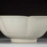 A FLOWER SHAPE BOWL DING YAO FIVE DYNASTY (907-979) - photo 1