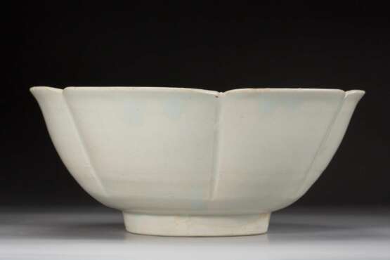 A FLOWER SHAPE BOWL DING YAO FIVE DYNASTY (907-979) - photo 1