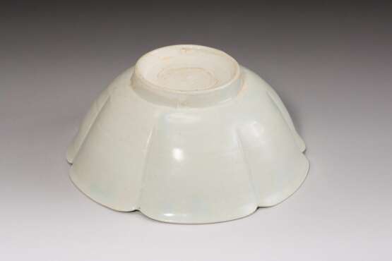 A FLOWER SHAPE BOWL DING YAO FIVE DYNASTY (907-979) - photo 2