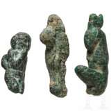 Drei Miniatur-Bronzeanhänger mit Gottheiten, altägyptisch, 2. - 1. Jahrtausend vor Christus - Foto 1