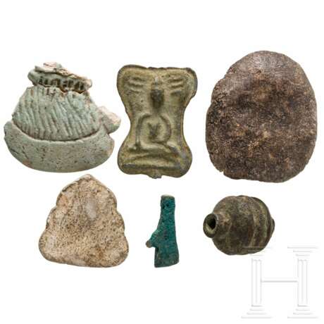 Fünf Amulettanhänger und eine Bronzeperle, altägyptisch, 2. - 1. Jahrtausend vor Christus - photo 2