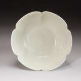 A FLOWER SHAPE BOWL DING YAO FIVE DYNASTY (907-979) - photo 3